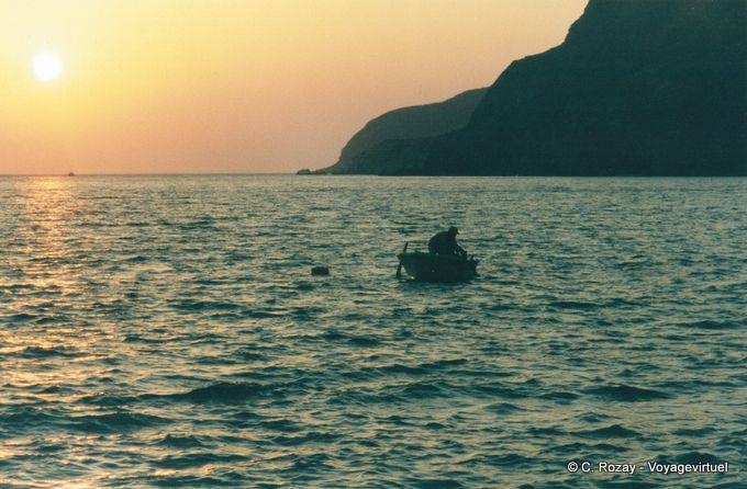 Pescador en la puesta del sol, isla de Anafi - Grecia
