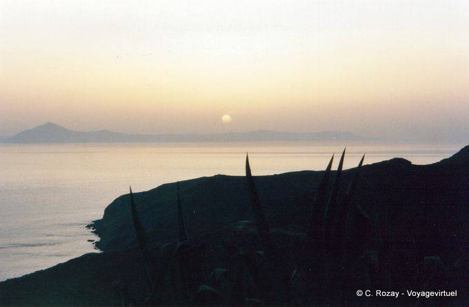 Santorini vista de la costa de Anafi - Grecia