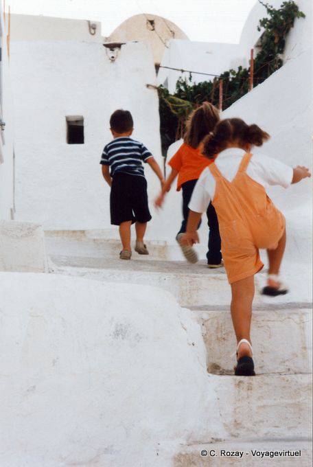 Niños corriendo por las escaleras de Chora, Anafi - Grecia