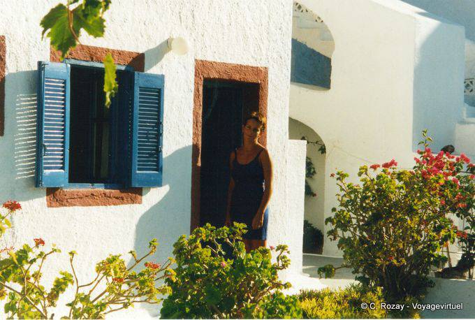 En la puerta de nuestra habitación, Oia, Santorini - Grecia