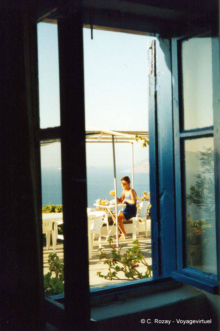 Desayuno en Oia, Santorini - Grecia