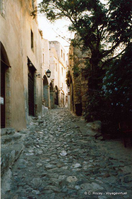Las calles empedradas del pueblo de Monemvasia - Grecia