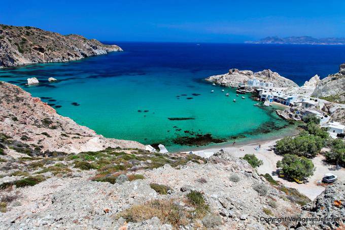 Milos, Firopotamos, panorama de la bahía, la playa y el pueblo de pescadores - Grecia