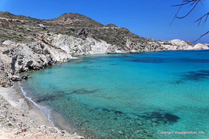 Las cristalinas aguas al oeste de Mandrakia Milos - Grecia