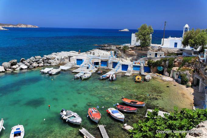 Vista Mandrakia en el puerto, Milos - Grecia