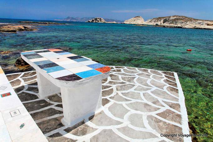 Detrás de la mesa del altar Zoodohos Pigi iglesia Mandrakia Milos - Grecia