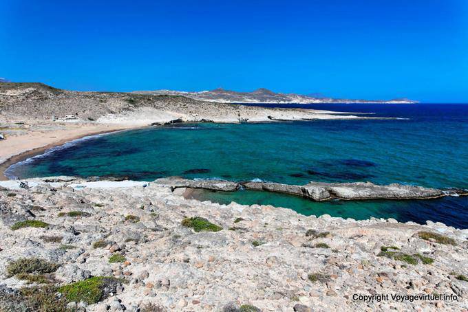 Playa de arena rosa, vistas a Mytakas Milos - Grecia