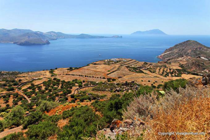 Milos, Plaka, vista de la entrada de la bahía - Grecia