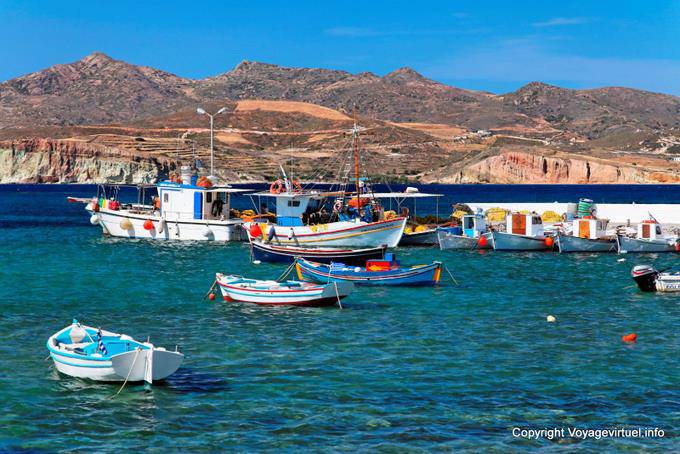 Milos, Pollonia, barcos de pesca amarrados Kimolos opuesto - Grecia