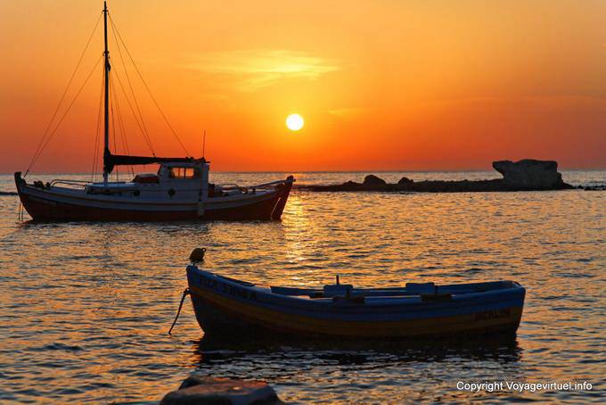 Milos, Pollonia, los barcos en la puesta del sol - Grecia