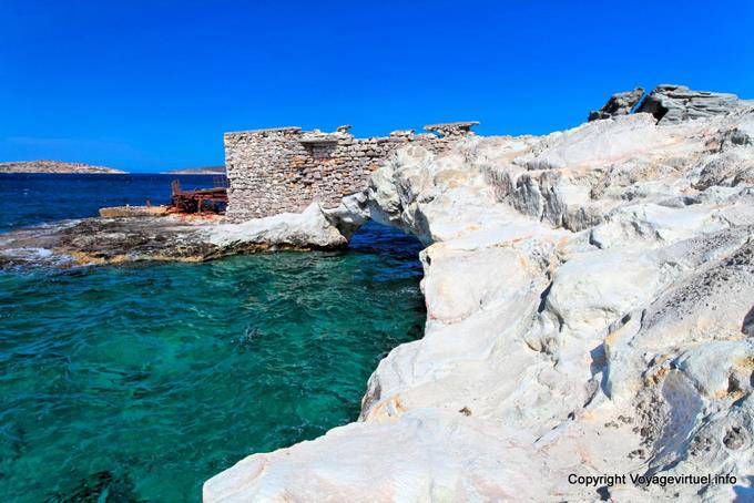 Milos, Pollonia, ruinas y la costa cerca de la playa Byronas - Grecia