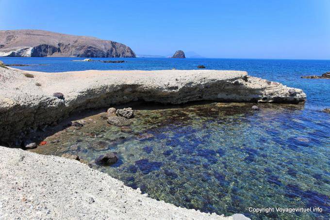 Milos, Pollonia, protuberancia rocosa en la playa Byronas - Grecia