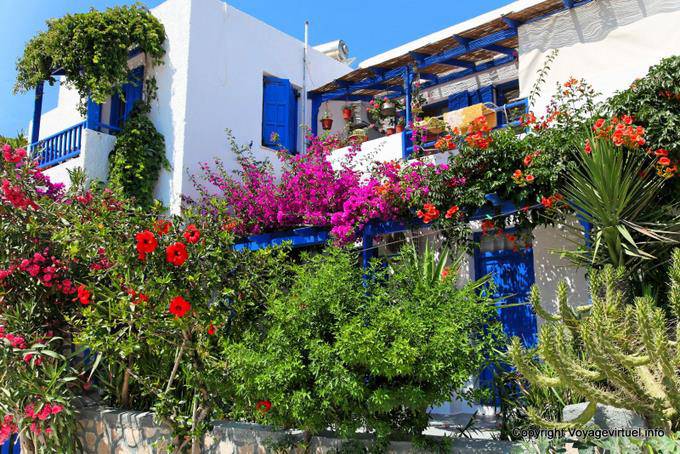 Milos, Pollonia, fachada floral - Grecia