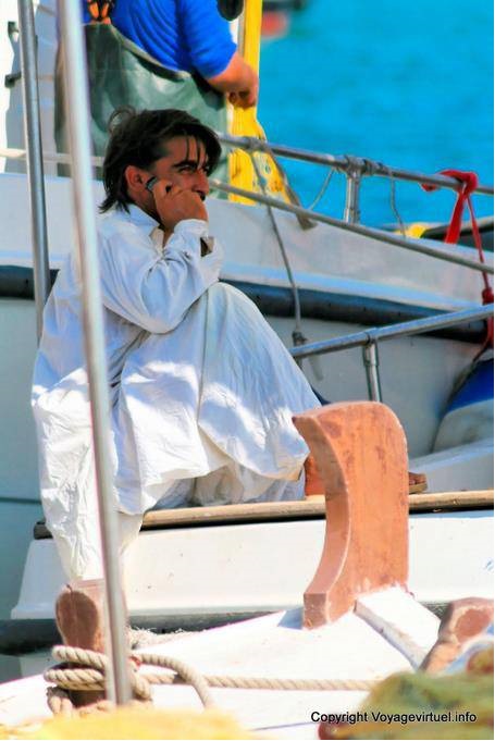 Milos, Pollonia, el puerto, el pescador exótico - Grecia