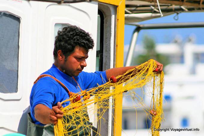 Milos, Pollonia, preparando las redes de pesca en el puerto - Grecia