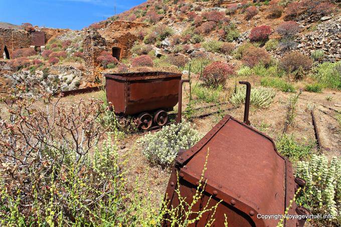 Serifos, Megalo Livadi, remolques mina - Grecia