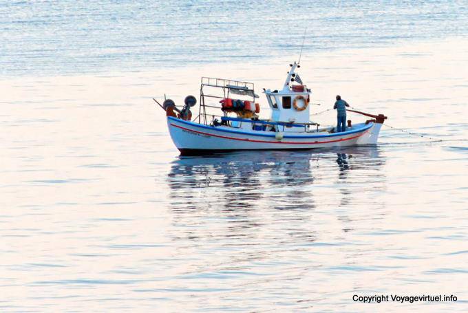Sifnos, Chryssopigi, barco de pesca - Grecia