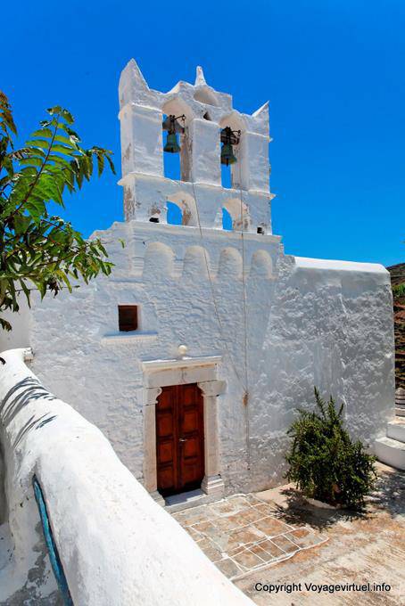 Sifnos, iglesia Kastro en el centro del pueblo - Grecia