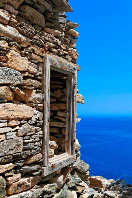 Sifnos, Kastro, ventana al mar - Grecia
