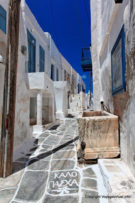 Sifnos, Kastro, antigua tumba en un callejón - Grecia