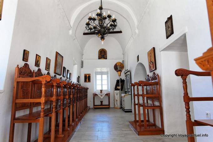 Sifnos, dentro de la iglesia Panagia Chryssopigi - Grecia
