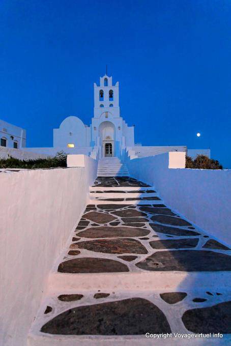 Sifnos Panagia Chryssopigi, ascenso lunar - Grecia