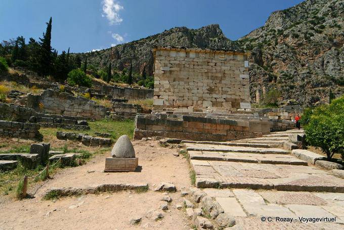 En el camino al Tesoro de Atenas, Delfos - Grecia