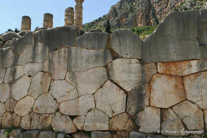 Retener poligonal pared, Delphi - Grecia