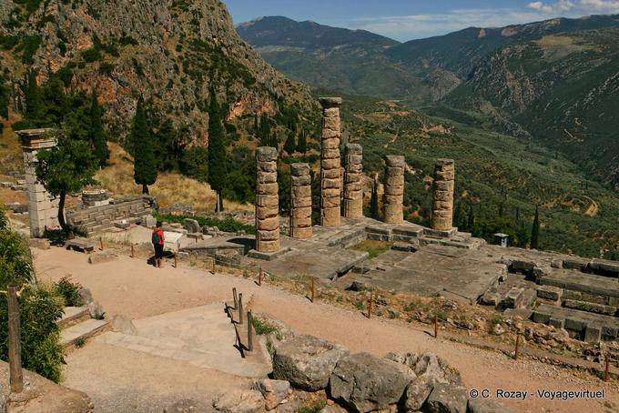 Vista del Templo de Apolo, Delphi - Grecia