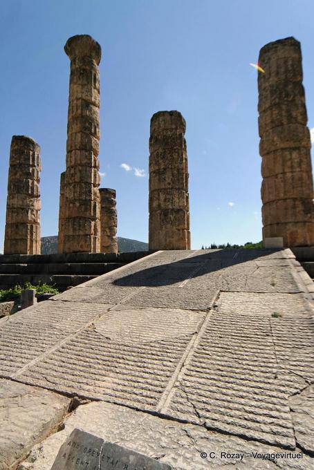 En primer lugar, para los discapacitados, Delphi - Grecia