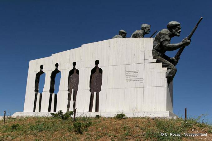 Monumento a la guerra en el camino a Galaxidi - Grecia