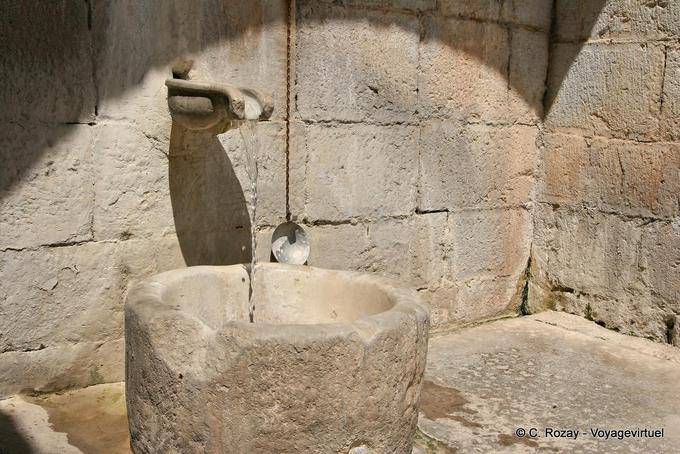 Fuente de piedra, Hosios Loukas - Grecia