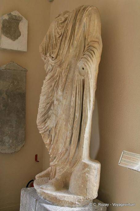 Coloque estatua sin cabeza, museo de Epidauro - Grecia
