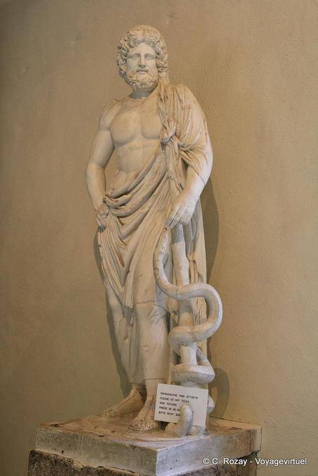 Estatua de Asclepio, el Museo Arqueológico de Epidauro - Grecia