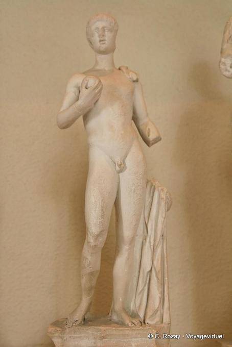 Naked estatua hombre que sostiene una pelota, Museo Arqueológico de Epidauro - Grecia