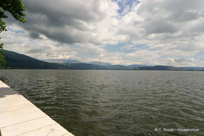 Lago y las nubes en Ioannina - Grecia