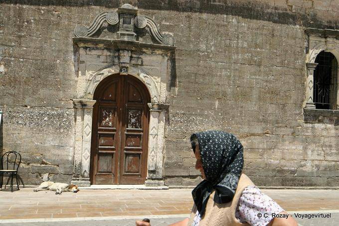 Griego, el perro y la iglesia, Lefkada - Grecia