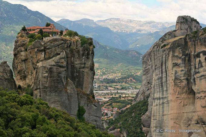 Vista del valle del monasterio de Agia Triada, Meteora - Grecia