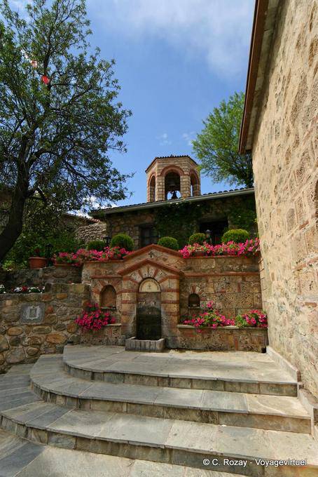 Fuente y floral, monasterio Metamorfosis - Grecia