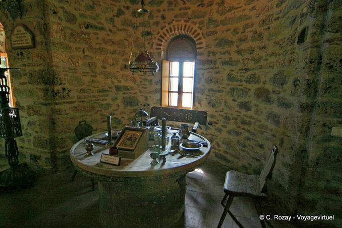 Mesa redonda de piedra y cubierta Monasterio Metamorfosis, Meteora - Grecia