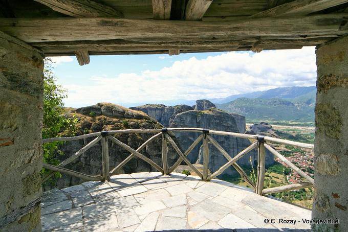 Balcón con vistas a Kastraki, el monasterio de La metamorfosis, Meteora - Grecia