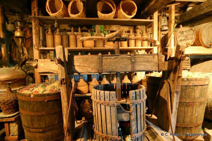 Bombonas y pulse en una cueva monasterio Gran Meteoron, Meteora - Grecia