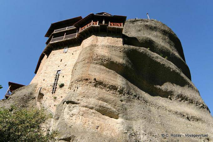 Monasterio de Agios Nikolaos Anapafsas visto desde la parte inferior de un promontorio, Meteora - Grecia