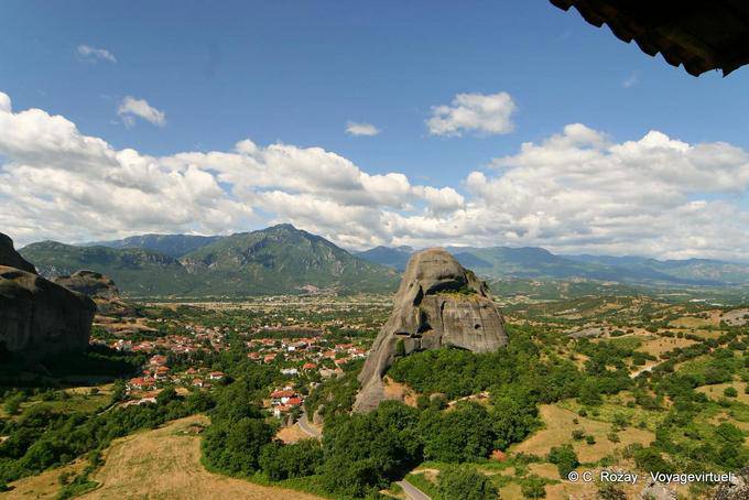 Vista del valle del monasterio de Agios Nikolaos Anapafsas, Meteora - Grecia