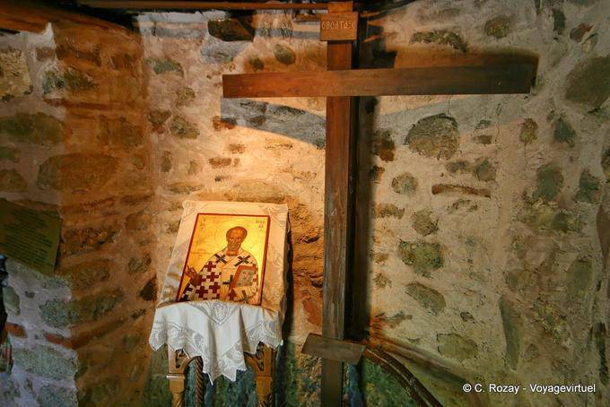 Cruz y el icono, el monasterio de Agios Nikolaos Anapafsas, Meteora - Grecia