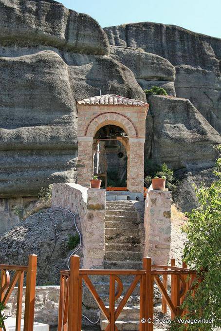 Pasaje para encender monasterio torno de Agios Nikolaos Anapafsas, Meteora - Grecia