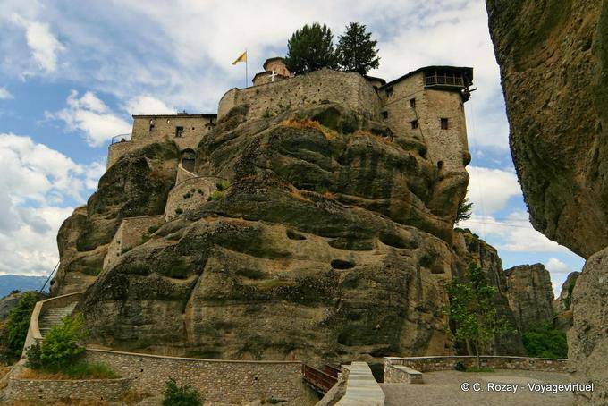 Puente sobre el barranco al pie del monasterio de Varlaam, Meteora - Grecia