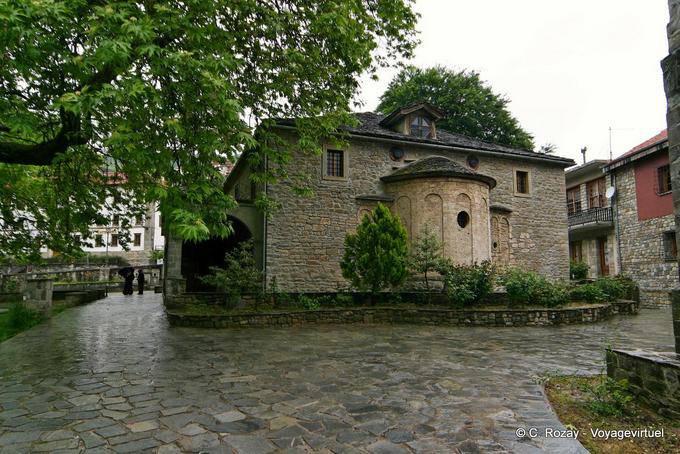 La parte trasera de la iglesia de Agia Paraskevi, Metsovo - Grecia