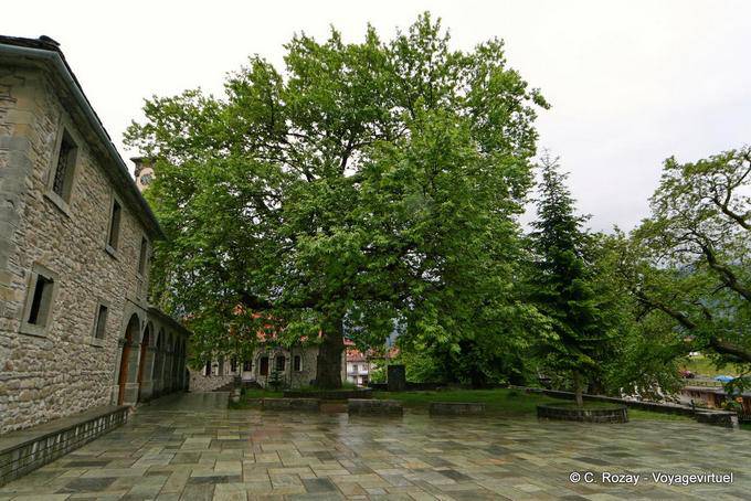 Plaza hacia la iglesia de Agia Paraskevi, Metsovo - Grecia