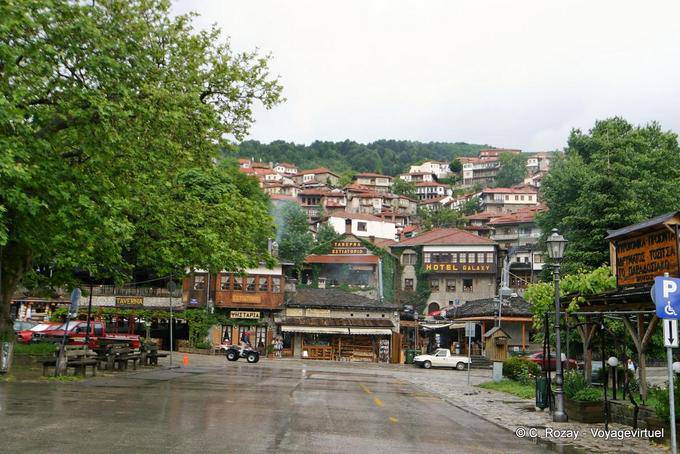 Plaza central en la lluvia, Metsovo - Grecia